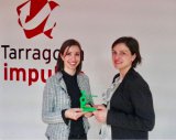 Roser Casanova y Elisabet Cerrato con el premio Tarragona Open Future